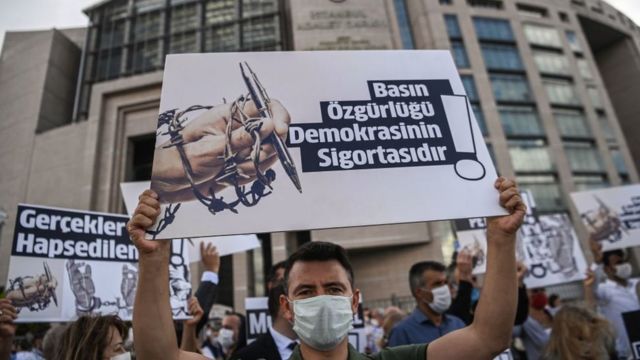 Gazeteciler ‘Sansür yasasına’ karşı sokakta: Medyama karışma