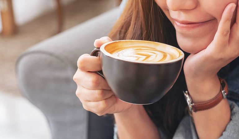 Açken kahve içmek zararlı mı?