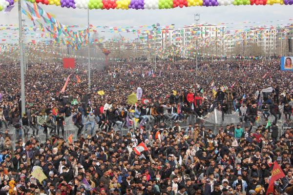 Diyarbakır Newroz'u başladı: İlk kez sahne ile kitle arasına polis yerleştirildi
