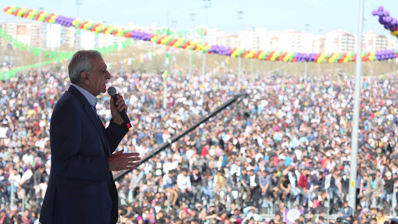 Ahmet Türk Diyarbakır Newroz’unda konuştu: ‘Amacımız demokratik cumhuriyeti inşa etmek’