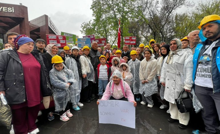 Doruk Madencilik işçileri Yıldızlar SSS Holding önünden seslendi: ‘Zalim patron bizi duysun diye buradayız’