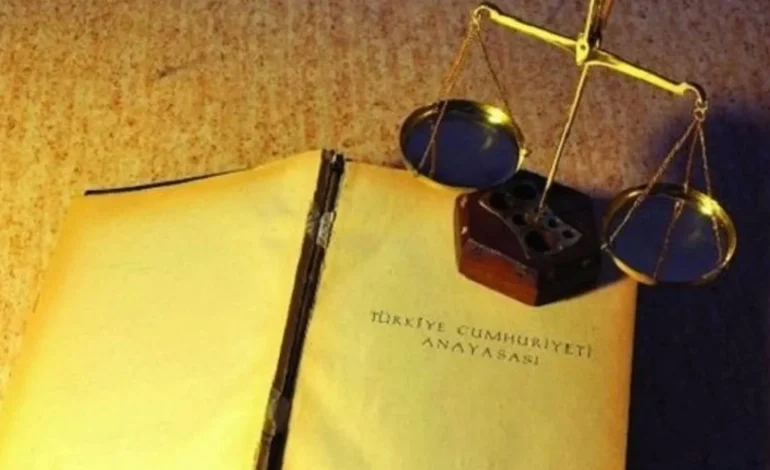 Titrerim mücrim gibi baktıkça istikbalime!