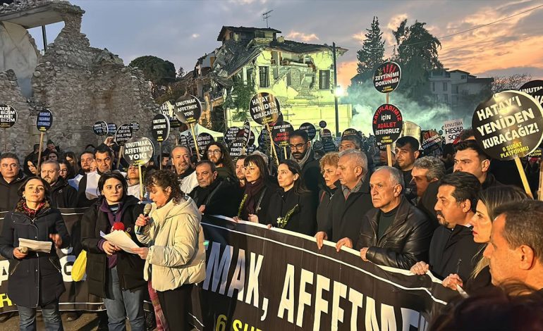 6 Şubat depreminin yıl dönümü nedeniyle yürüyüş düzenlendi: “Unutmak yok, affetmek yok, helalleşmek yok!”