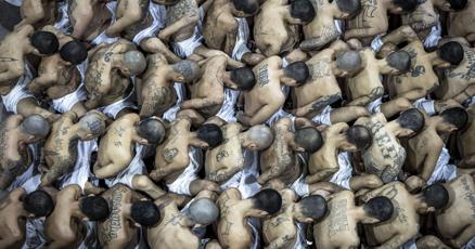 El Salvador’da binlerce mahkum daha ‘mega’ cezaevine nakledildi