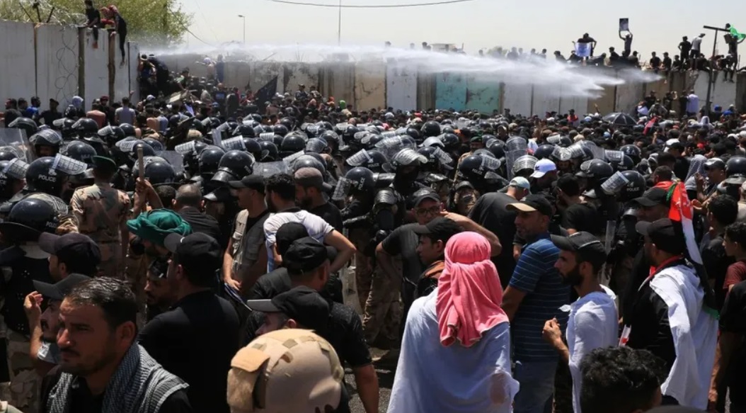 Irak’ta Şii lider Sadr destekçileri yine meclis binasını bastı
