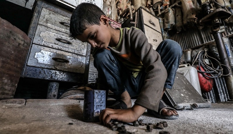 Çocuklar 23 Nisan’a yoksullukla boğuşarak, okulun dışında ve çalışarak giriyor