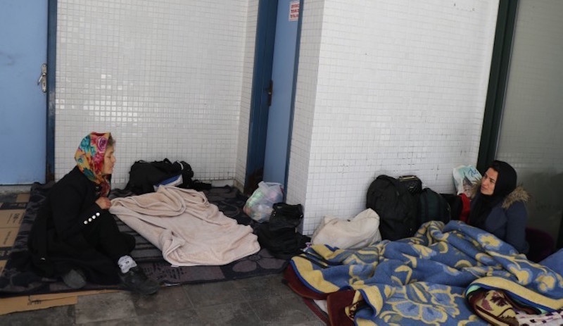 İbadete kapatılan camilere yerleşen mülteciler: Ölüme terkediliyoruz