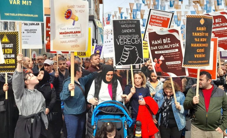 AKP ilçe binası önünde açıklama yapmak isteyen TOKİ mağdurlarına polis engeli