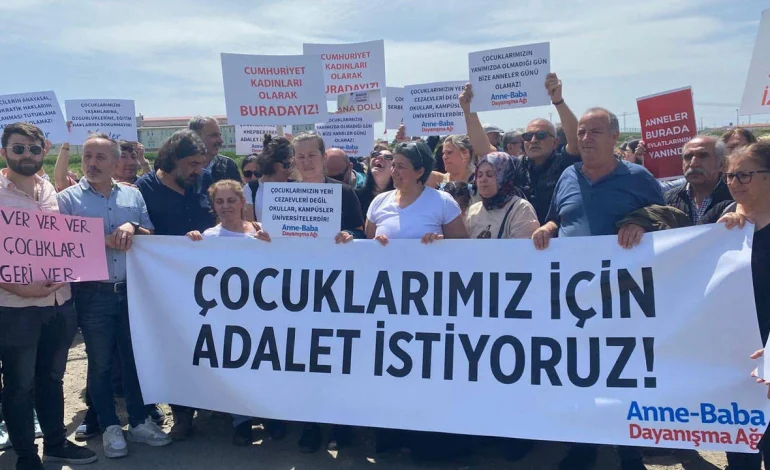 Anne Baba Dayanışma Ağı’ndan Silivri’de eylem: Adalet istiyoruz!