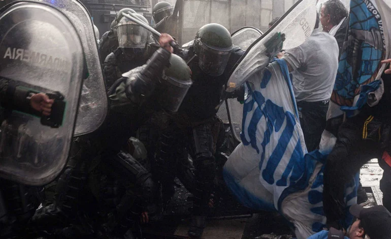 Arjantin adım adım diktatörlüğe ilerliyor