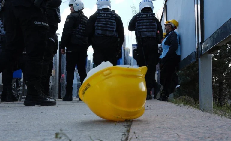 Enerji Bakanlığı önünde açlık grevine başlamışlardı: 110 madenci gözaltına alındı