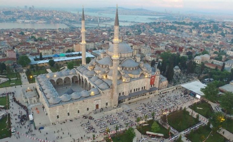 Camiye gitmeyen imam olur mu?