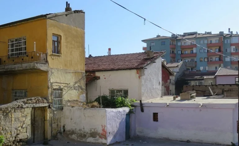 İktidara saraylar, halka rutubetli ev