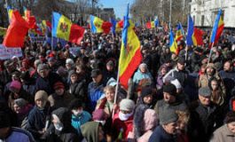 Ellerinde cetvellerle ülke çiziyorlar