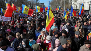 Ellerinde cetvellerle ülke çiziyorlar