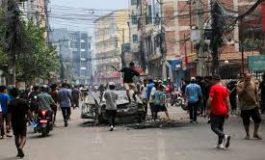 Uzakta bir diyarda öfkeli gençler siyaseti ateşe verdi