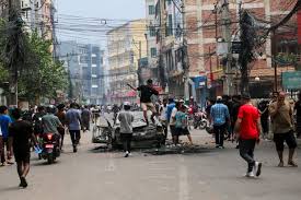 Uzakta bir diyarda öfkeli gençler siyaseti ateşe verdi