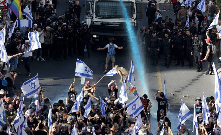 İsrail’de tartışmalı yasa tasarısının onaylanmasının ardından sokaklar hareketlendi