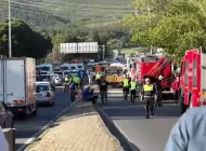 İzmir bir tır karşı şeride geçti: 3 kişi yaşamını yitirdi, çok sayıda yaralı var