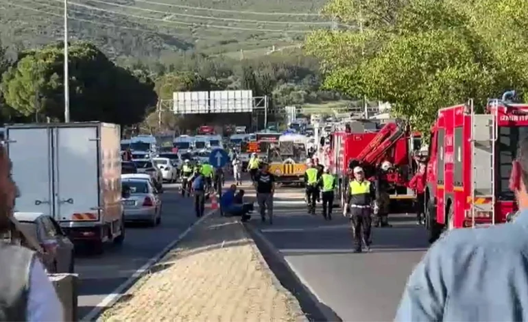 İzmir bir tır karşı şeride geçti: 3 kişi yaşamını yitirdi, çok sayıda yaralı var