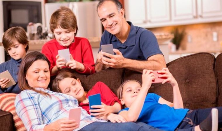 Ebeveynler sıcak bakıyor: Akıllı telefon kullanım yaşı kaça düştü?