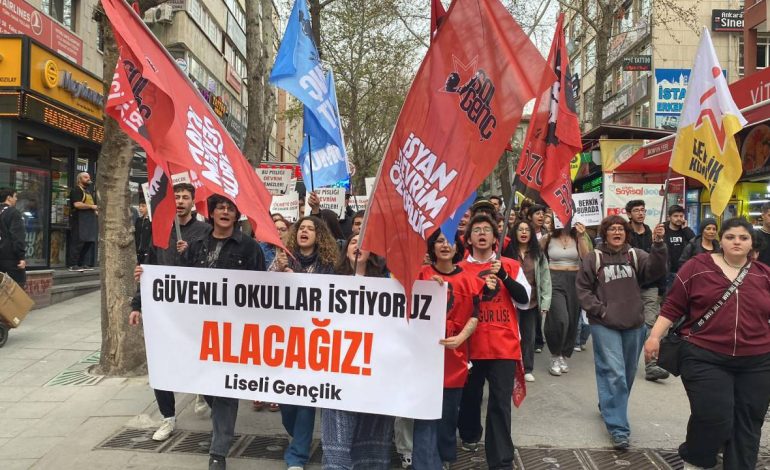 Liseliler güvenli eğitim için MEB’e yürüdü