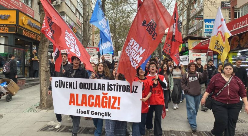 Liseliler güvenli eğitim için MEB'e yürüdü