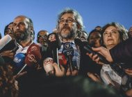 Barış güvercini kostümünde bir şahin