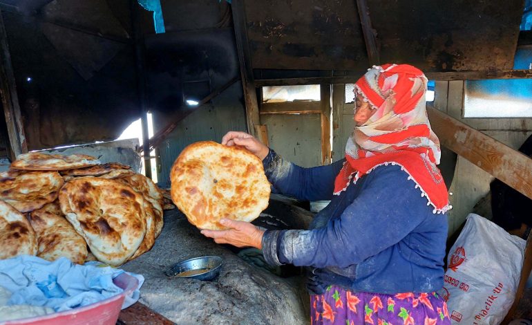 Kürt kadınlar Kadifekale’de: Midyat’tan gelen ekmek…