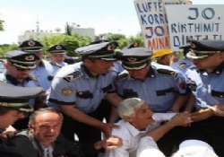 Arnavutluk’ta muhalefetin açlık grevi sürüyor.