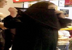 Suudi kadın “din polisi”ni dövdü!