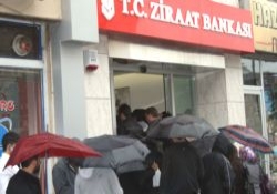 Yağmur Altında Harç Kuyruğu