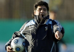 Maradona sürpriz yaptı