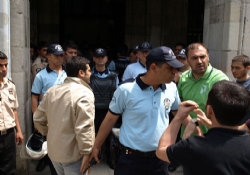 Beyazıt’ta Şerzan’ın afişine saldırı