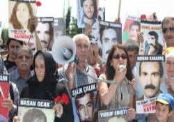 Kimsesizler mezarlığında kayıplarını aradılar