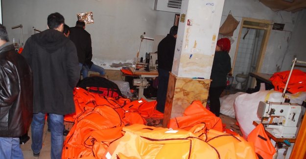 Sahte can yeleklerinin ele geçirildiği imalathanede Suriyeli çocuklar çalıştırılıyor