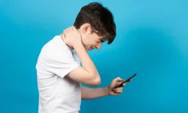 Cep telefonu kamburluğu (Text Neck): Belirtileri ve tedavisi