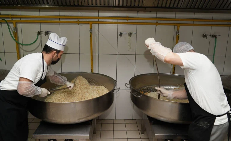 Üsküdar Belediyesi, 5 bin 300 ihtiyaç sahibine sıcak yemek ulaştırdığını açıkladı